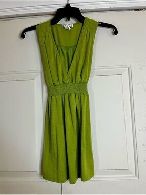 6 Degrees Green Smocked Waist Sleeveless Shirt Top Medium M V-Neck Casual Summer